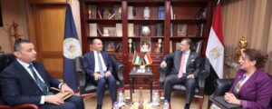 وزير السياحة والآثار مع سفير الأردن 
