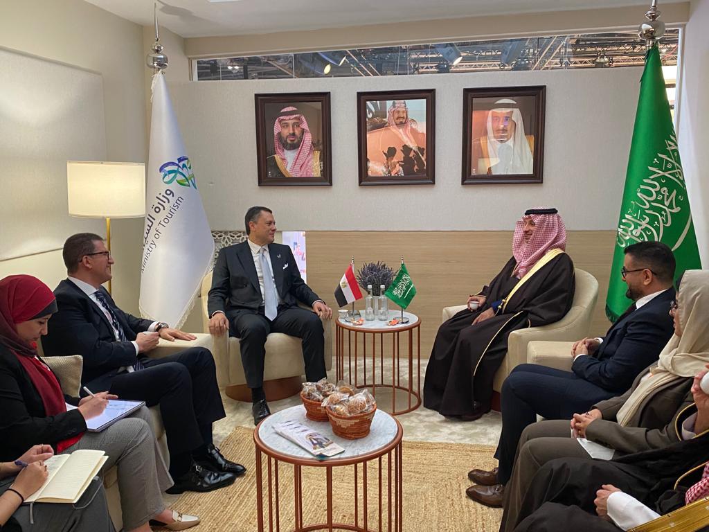 وزير السياحة يلتقي نظيره السعودي خلال مشاركتهما في فعاليات WTM2022  