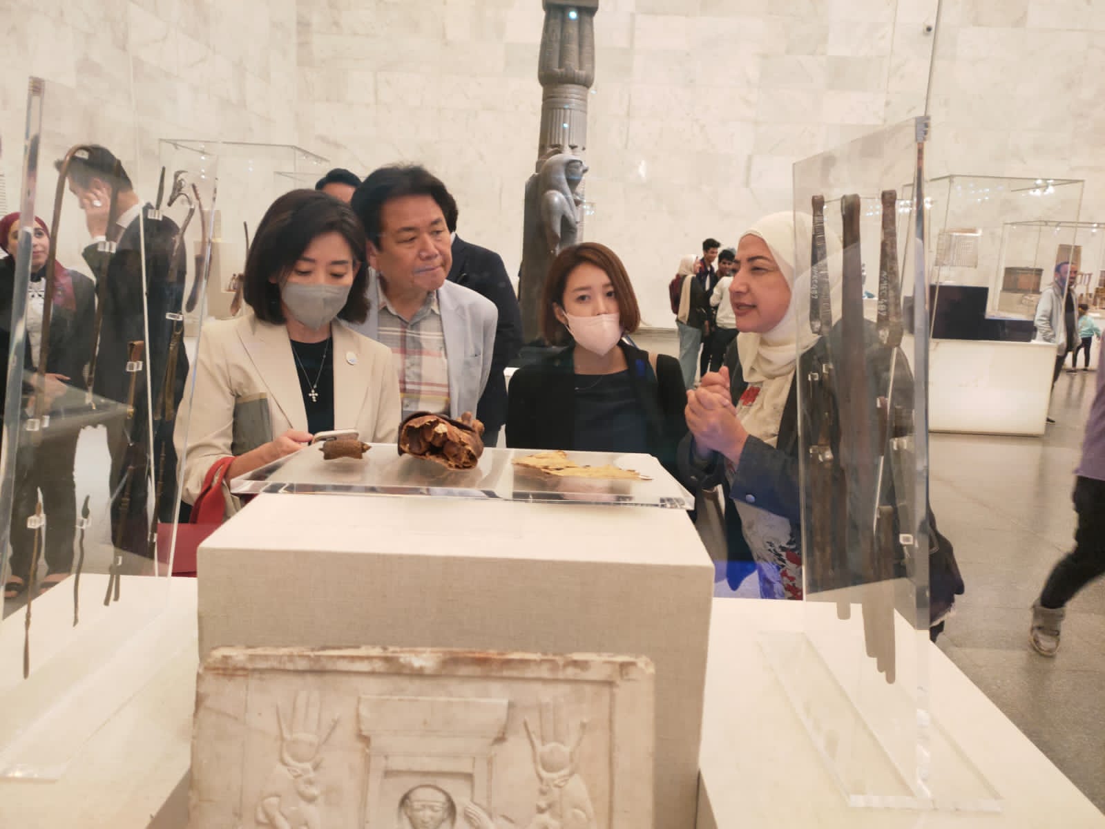 المتحف القومي للحضارة المصرية يستقبل المبعوث الخاص لرئيس الجمهورية الكورية والوفد المرافق
