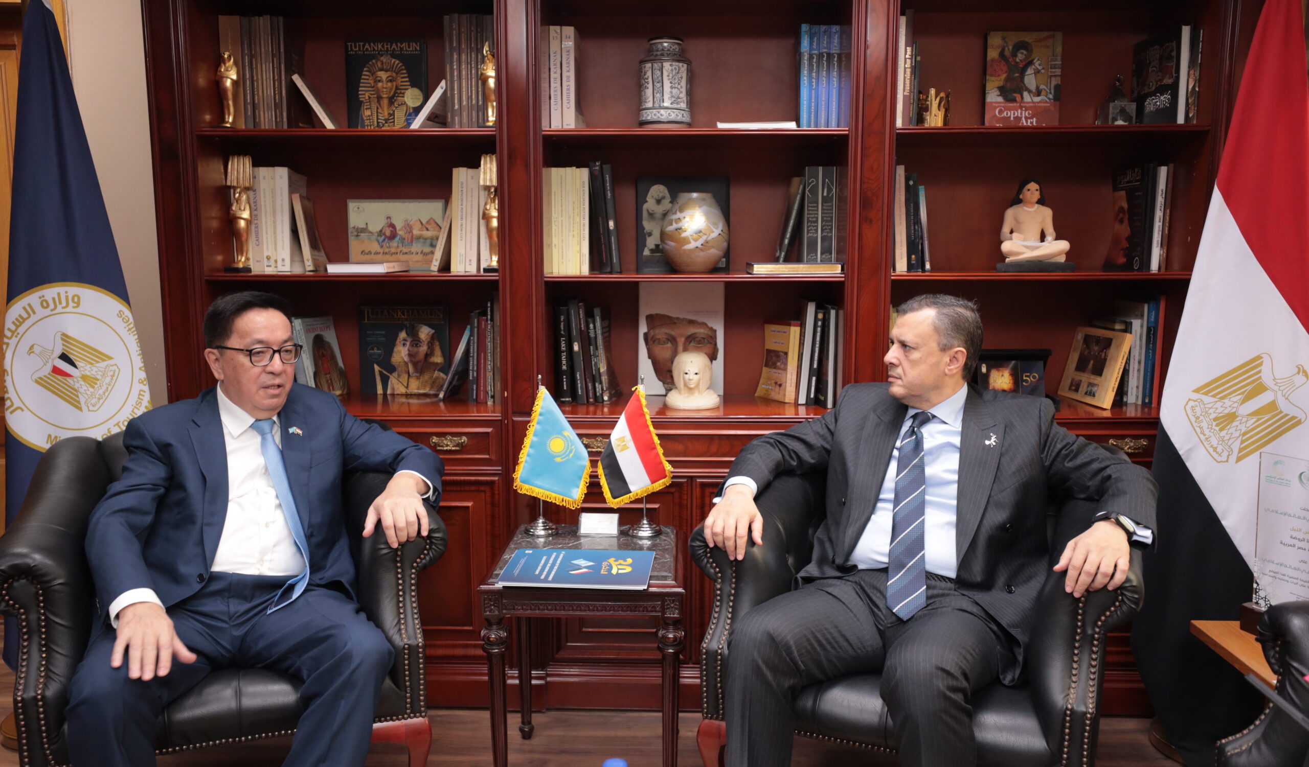 وزير السياحة والآثار يستقبل سفير كازاخستان 