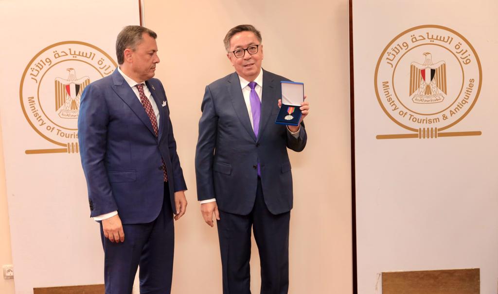 دولة كازاخستان تكرم وزير السياحة والآثار وتمنحه وسام شفاعة