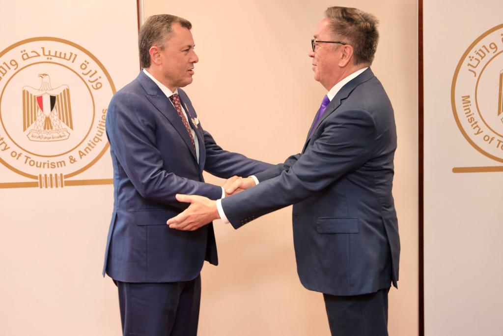 دولة كازاخستان تكرم وزير السياحة والآثار وتمنحه وسام شفاعة