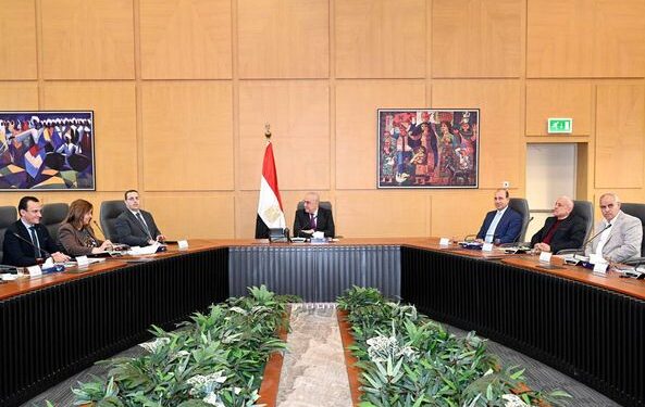 وزير الإسكان يتابع موقف تنفيذ وحدات المبادرة الرئاسية "سكن لكل المصريين" بمحورى منخفضى ومتوسطى الدخل بالمحافظات والمدن الجديدة