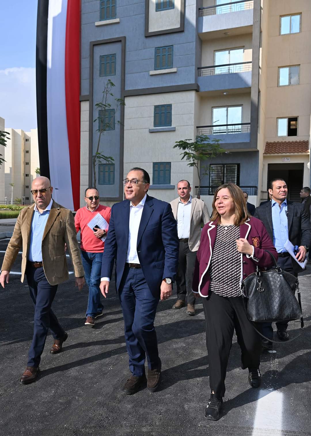 رئيس الوزراء يسلم عقود وحدات سكنية للمستفيدين بالمبادرة الرئاسية "سكن لكل المصريين"بـ "أكتوبر الجديدة"