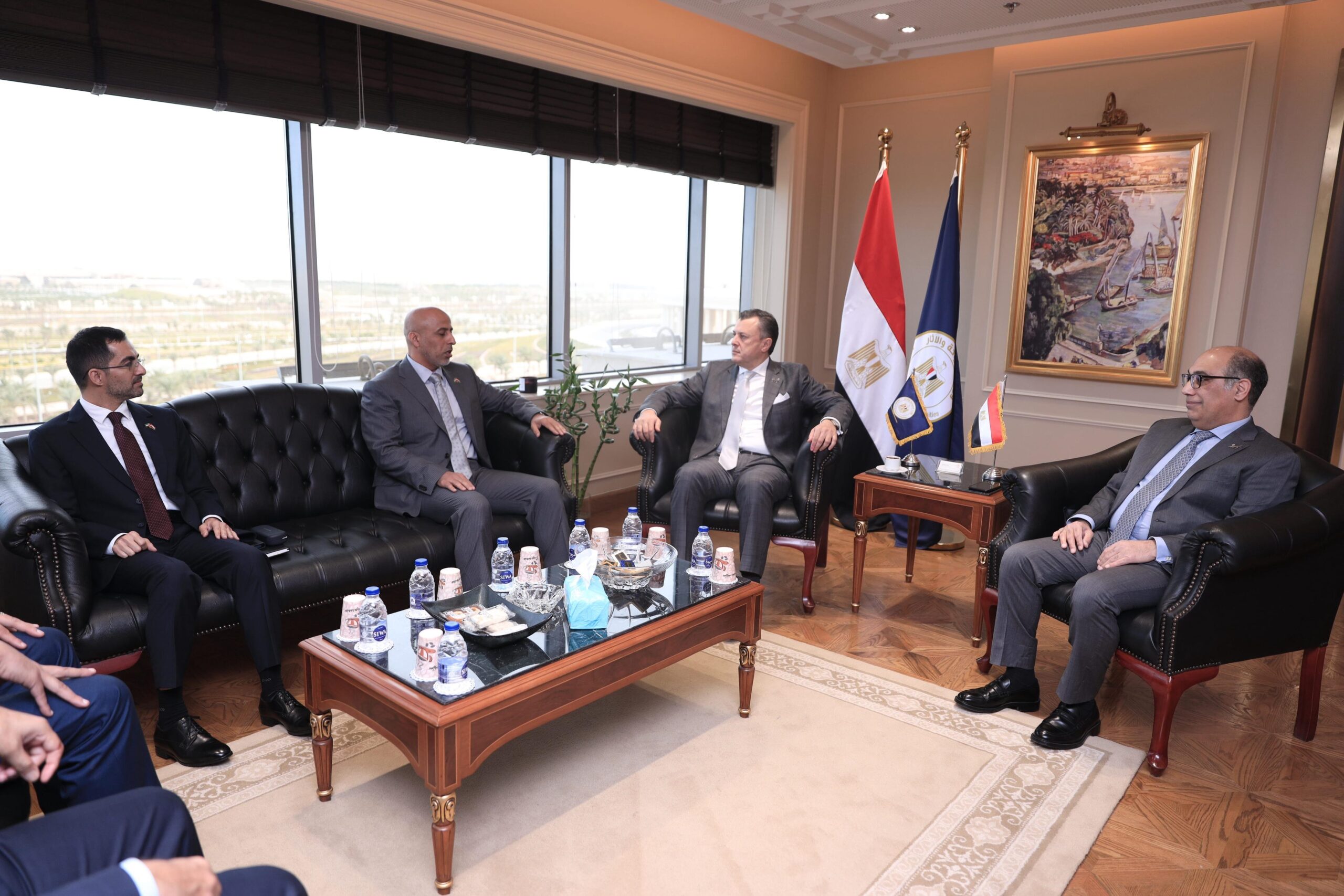 وزير السياحة والآثار يلتقي بوفد من أعضاء هيئة التدريس والدراسين بكلية الدفاع الوطني الإماراتية خلال زيارتهم الحالية لمصر