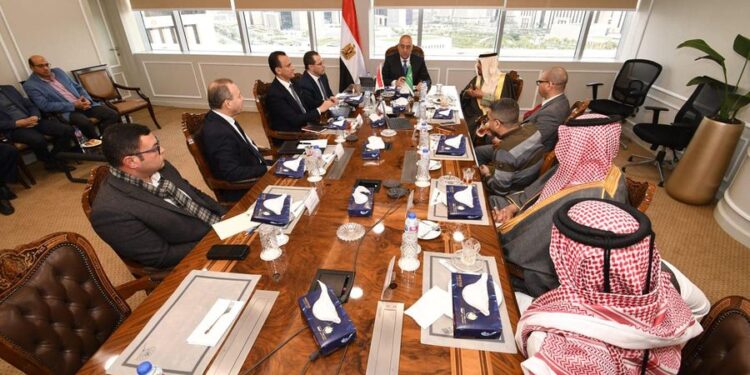 وزير الإسكان يلتقى الأمير خالد بن سعود بن تركى آل سعود لعرض الفرص الاستثمارية المتاحة بالمجالات المختلفة