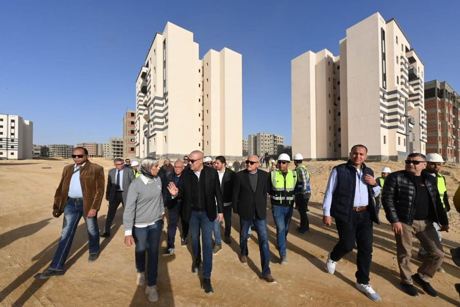 وزير الإسكان يتفقد موقف تنفيذ وحدات المبادرة الرئاسية "سكن لكل المصريين - محور منخفضى الدخل" بمدينة السويس الجديدة