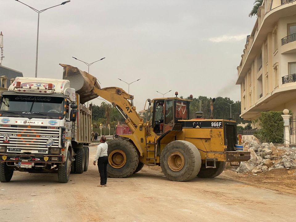 الإسكان: إزالة الأسوار المتعدية على محور عباس العقاد ومخالفات بناء بالقاهرة الجديدة