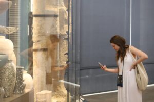 وزارة السياحة  تنظم زيارة للمشاركين في عروض "ديزني على الجليد" لمنطقة أهرامات الجيزة والمتحف المصري الكبير