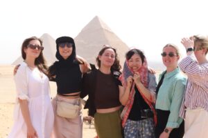 وزارة السياحة  تنظم زيارة للمشاركين في عروض "ديزني على الجليد" لمنطقة أهرامات الجيزة والمتحف المصري الكبير