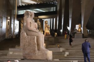 وزارة السياحة  تنظم زيارة للمشاركين في عروض "ديزني على الجليد" لمنطقة أهرامات الجيزة والمتحف المصري الكبير