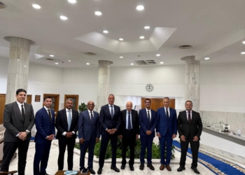 لبحث تحديث الأسطول.. مصر للطيران تجتمع مع بوينج 