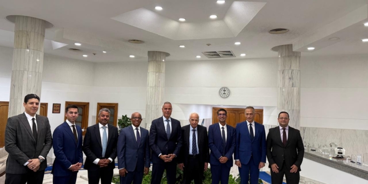 لبحث تحديث الأسطول.. مصر للطيران تجتمع مع بوينج 
