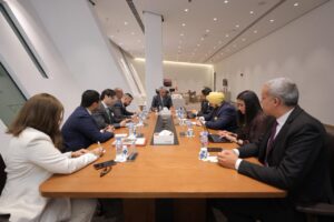 وزير السياحة والآثار يبحث سبل التعاون مع مسئولي مدرسة لوزان للفندقة بسويسرا