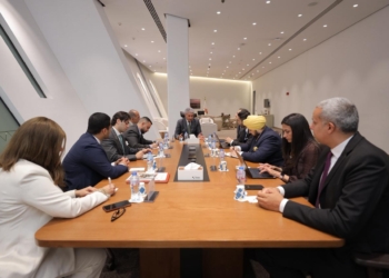 وزير السياحة والآثار يبحث سبل التعاون مع مسئولي مدرسة لوزان للفندقة بسويسرا