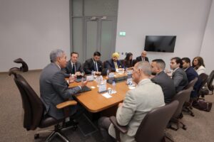 وزير السياحة والآثار يبحث سبل التعاون مع مسئولي مدرسة لوزان للفندقة بسويسرا