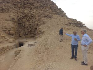 ملك بلجيكا في جولة خاصة بسقارة وأبوصير بعد افتتاح المتحف المصري الكبير