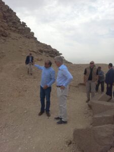 ملك بلجيكا في جولة خاصة بسقارة وأبوصير بعد افتتاح المتحف المصري الكبير