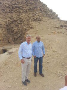 ملك بلجيكا في جولة خاصة بسقارة وأبوصير بعد افتتاح المتحف المصري الكبير