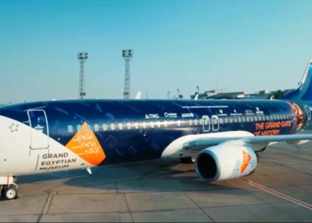 مصر للطيران تُحلّق بطائرة مزيّنة بالكامل بشعار المتحف المصري الكبير حول العالم