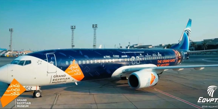مصر للطيران تُحلّق بطائرة مزيّنة بالكامل بشعار المتحف المصري الكبير حول العالم