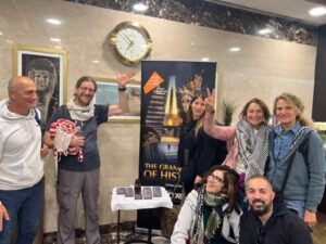 مصر للطيران تُحلّق بطائرة مزيّنة بالكامل بشعار المتحف المصري الكبير حول العالم