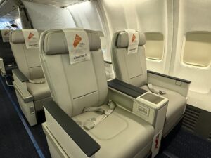 مصر للطيران تُحلّق بطائرة مزيّنة بالكامل بشعار المتحف المصري الكبير حول العالم