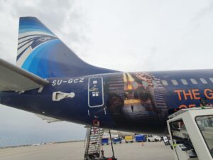 مصر للطيران تُحلّق بطائرة مزيّنة بالكامل بشعار المتحف المصري الكبير حول العالم