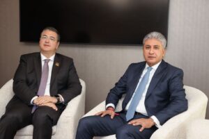 وزير السياحة والآثار يجتمع مع مفوض الاتحاد الأوروبي للنقل المستدام والسياحة