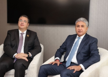 وزير السياحة والآثار يجتمع مع مفوض الاتحاد الأوروبي للنقل المستدام والسياحة