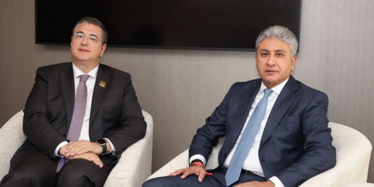 وزير السياحة والآثار يجتمع مع مفوض الاتحاد الأوروبي للنقل المستدام والسياحة