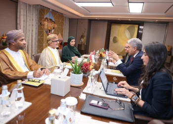 وزير السياحة والآثار يلتقي بوزير السياحة والتراث العُماني