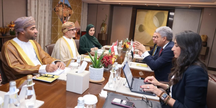 وزير السياحة والآثار يلتقي بوزير السياحة والتراث العُماني