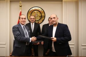 وزير قطاع الأعمال العام يشهد توقيع اتفاق تكميلي لعقود تطوير مجاويش بالغردقة
