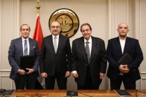 وزير قطاع الأعمال العام يشهد توقيع اتفاق تكميلي لعقود تطوير مجاويش بالغردقة