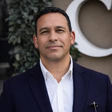 طارق عاشور استشاري التسويق العقاري